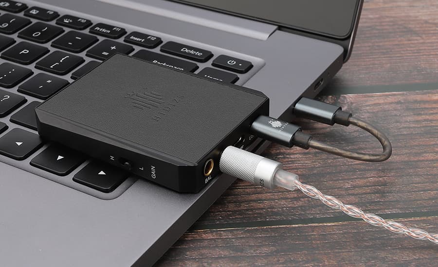 Hidizs DH80s Balanced Portable DAC Amp with MacBook