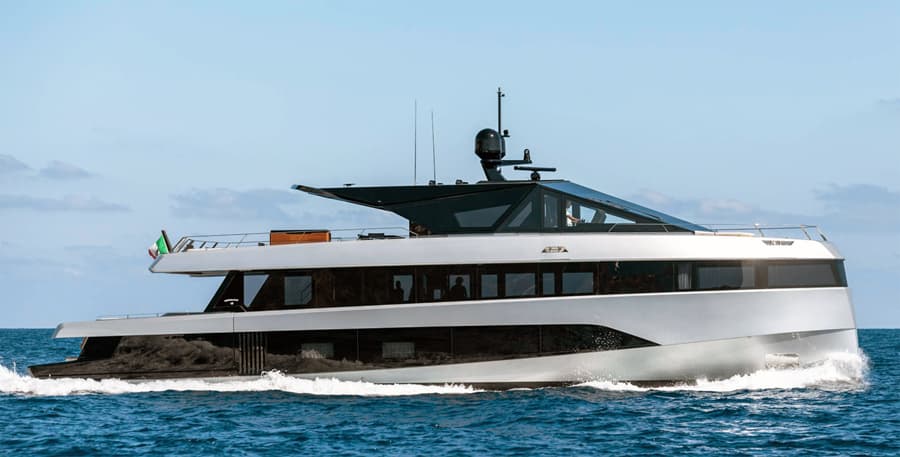 wallywhy200 yacht Side View Wallywhy200 Yacht